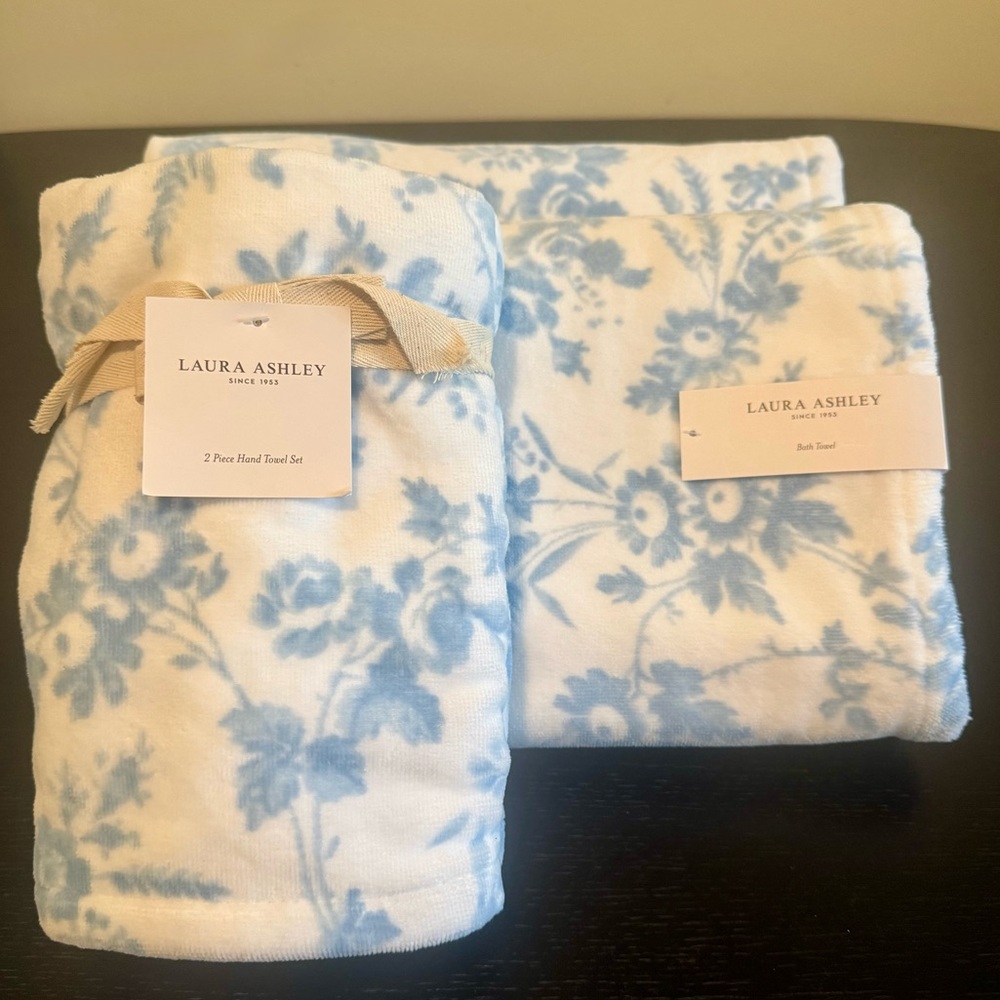 🩵Laura Ashley 4pc Set 
FLORAL TOILE BLUE Velour Bath & Hand Towels🩵
